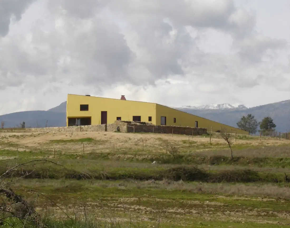 Eco house in Covilhã with mountains behind