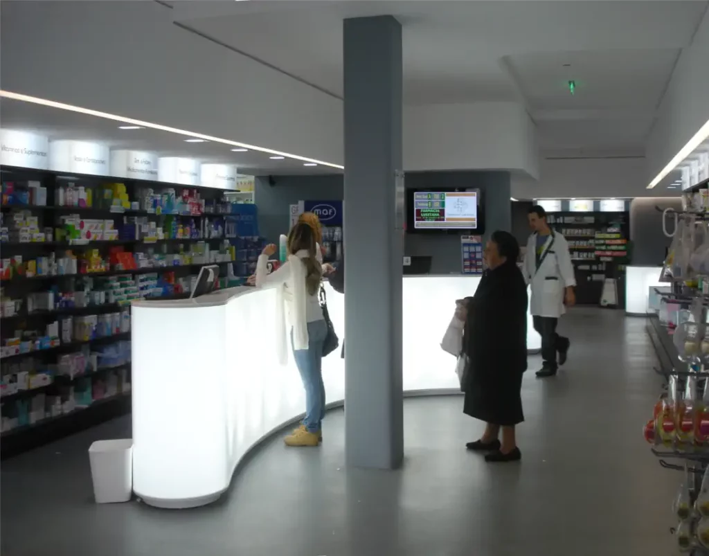 Pharmacy main counter with curved surface