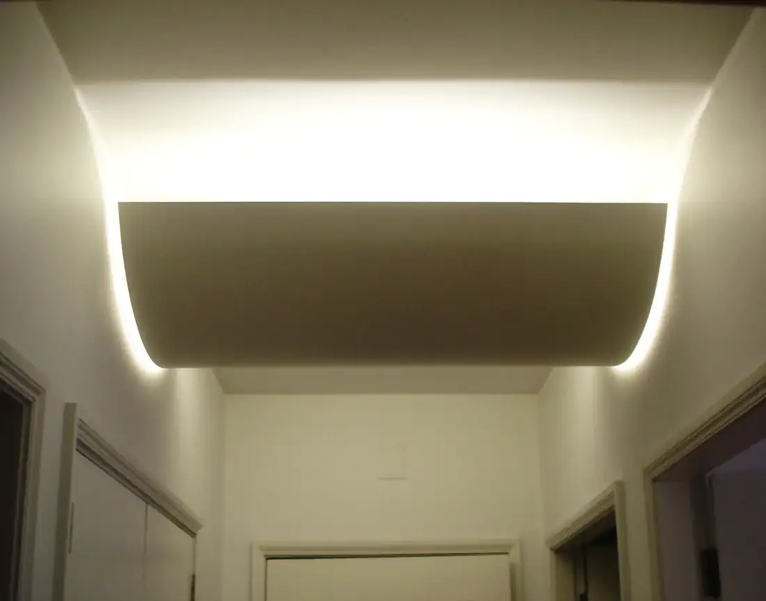Curved ceiling lamp