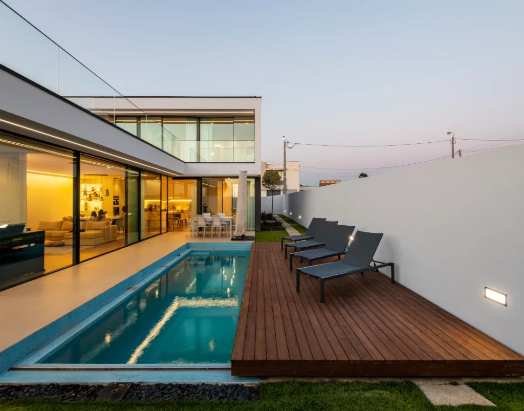 House with swimming pool and automated cover