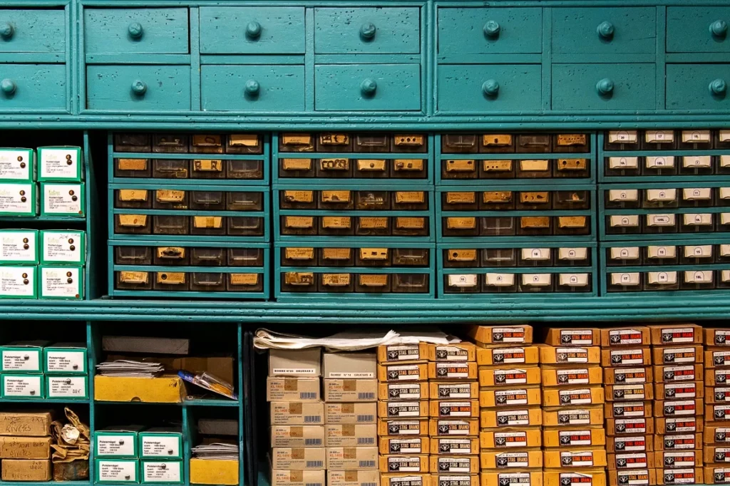 Interior design with restored shelves