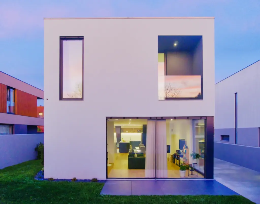 Rear façade with the suite’s living room and recessed balcony