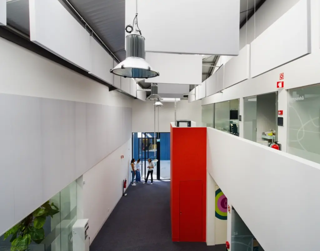 Public entrance to the office lobby and the meeting rooms’ balcony.