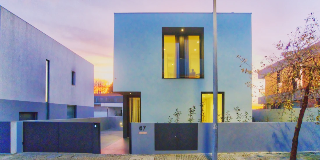 Una sencilla casa en Vila do Conde, con una vista de la fachada al atardecer.