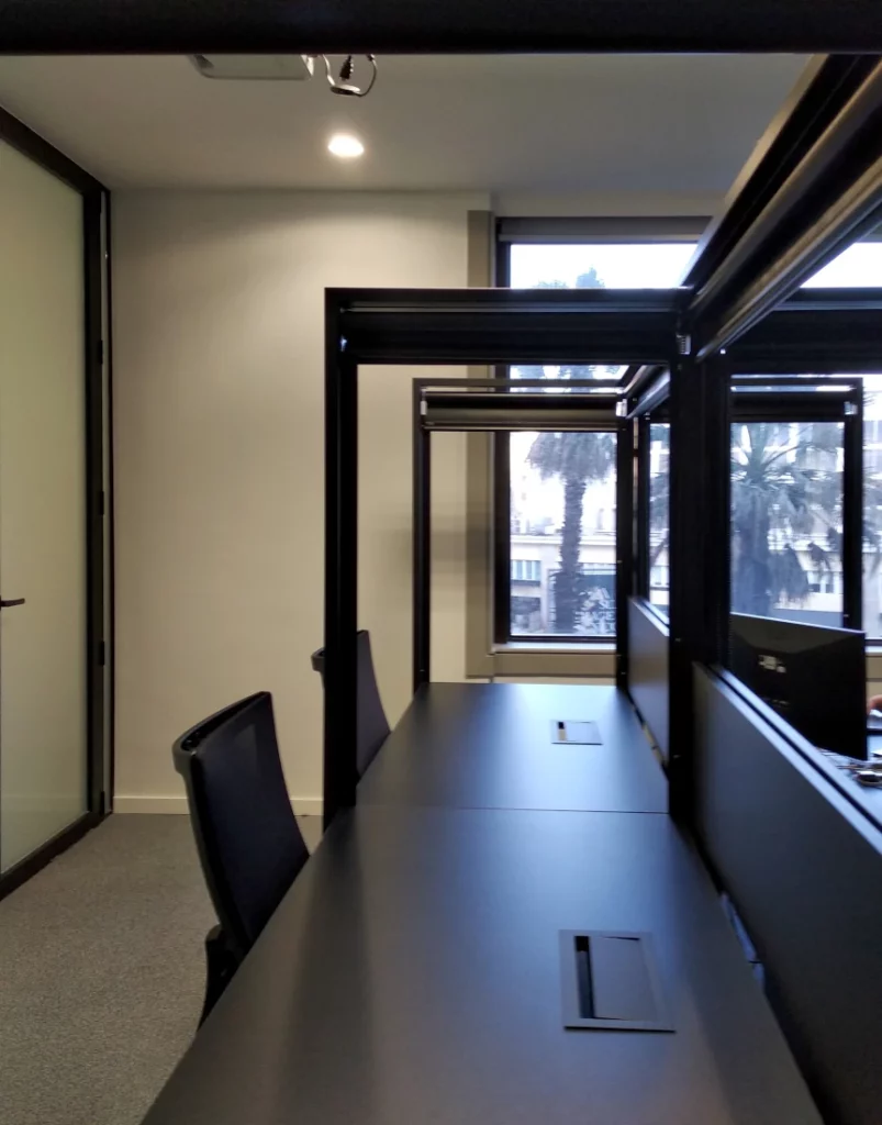 Workstations with privacy blinds