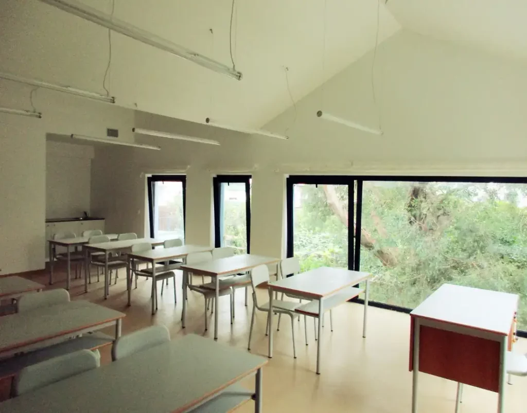 Un aula con grandes ventanales