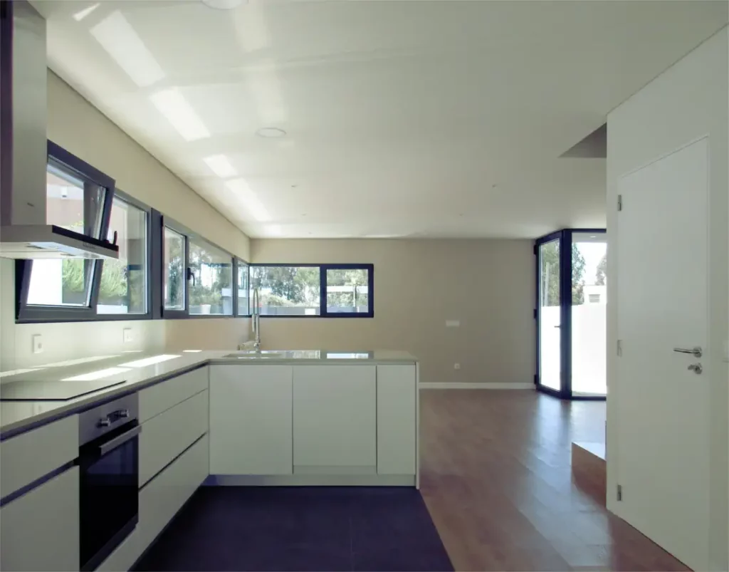 Open kitchen and horizontal window