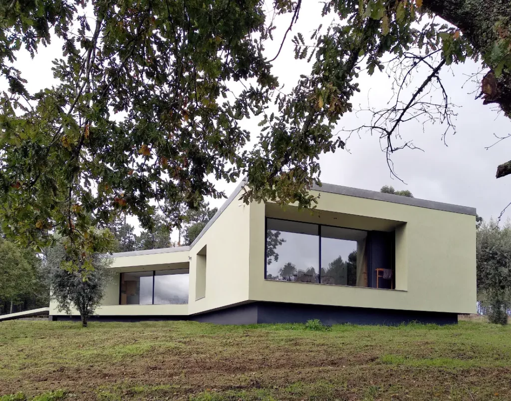 Bioclimatic house with solar protection on all terraces