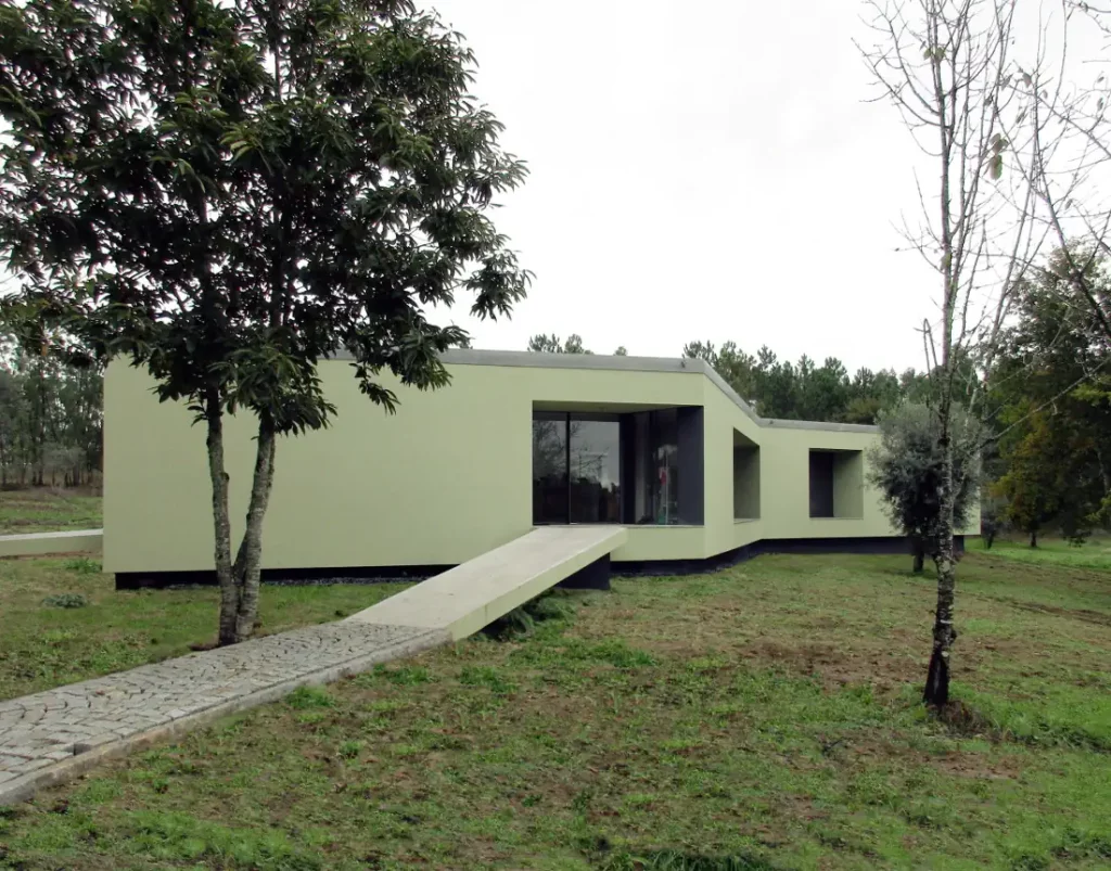 Path to the bioclimatic house entrance